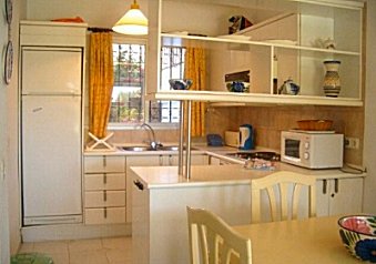 Modern spacious & well equiped kitchen