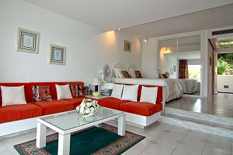 MIraflores Spacious well furnished lounge and patio
