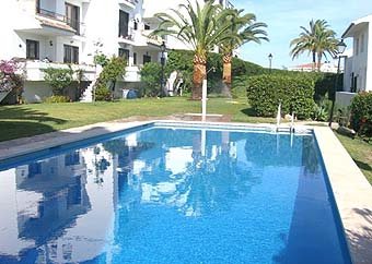 Large communal swimming pool at "Arecife" Miraflores