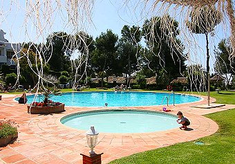 View to the swimming pool at Jardin "A" in Miraflores