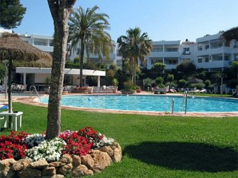 Swimming pool at Jardines in Miraflores