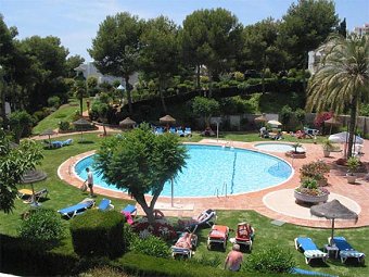 View to the swimming pool at Jardin "A" in Miraflores