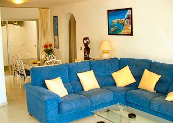 Lounge and dining room at Jardin B in Miraflores