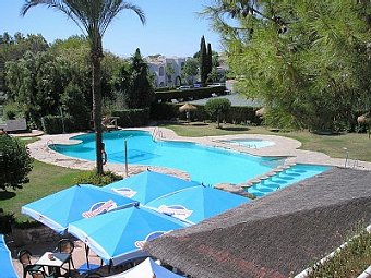 View to the swimming pool at Jardin "B" in Miraflores