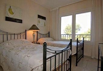 Twin bedroom at Miraflores Jardines