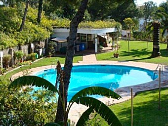 View over the pool at Jardin "B" in Miraflores