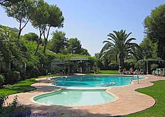 Swimming pool at Jardines in Miraflores