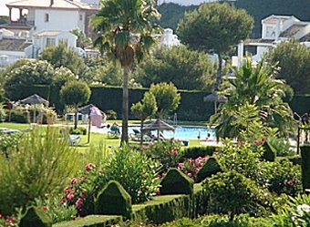 View to the swimming pool at Jardin "C" in Miraflores