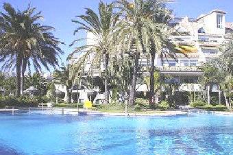 View over the swimming pool at Parque Miraflores