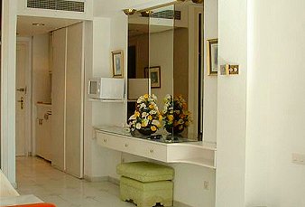 Jardin Miraflores Entrance hall and dressing table
