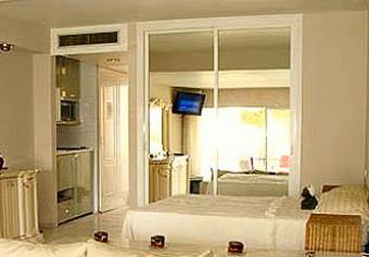 Miraflores, Jardin Bedroom area with built in mirrored wardrobes